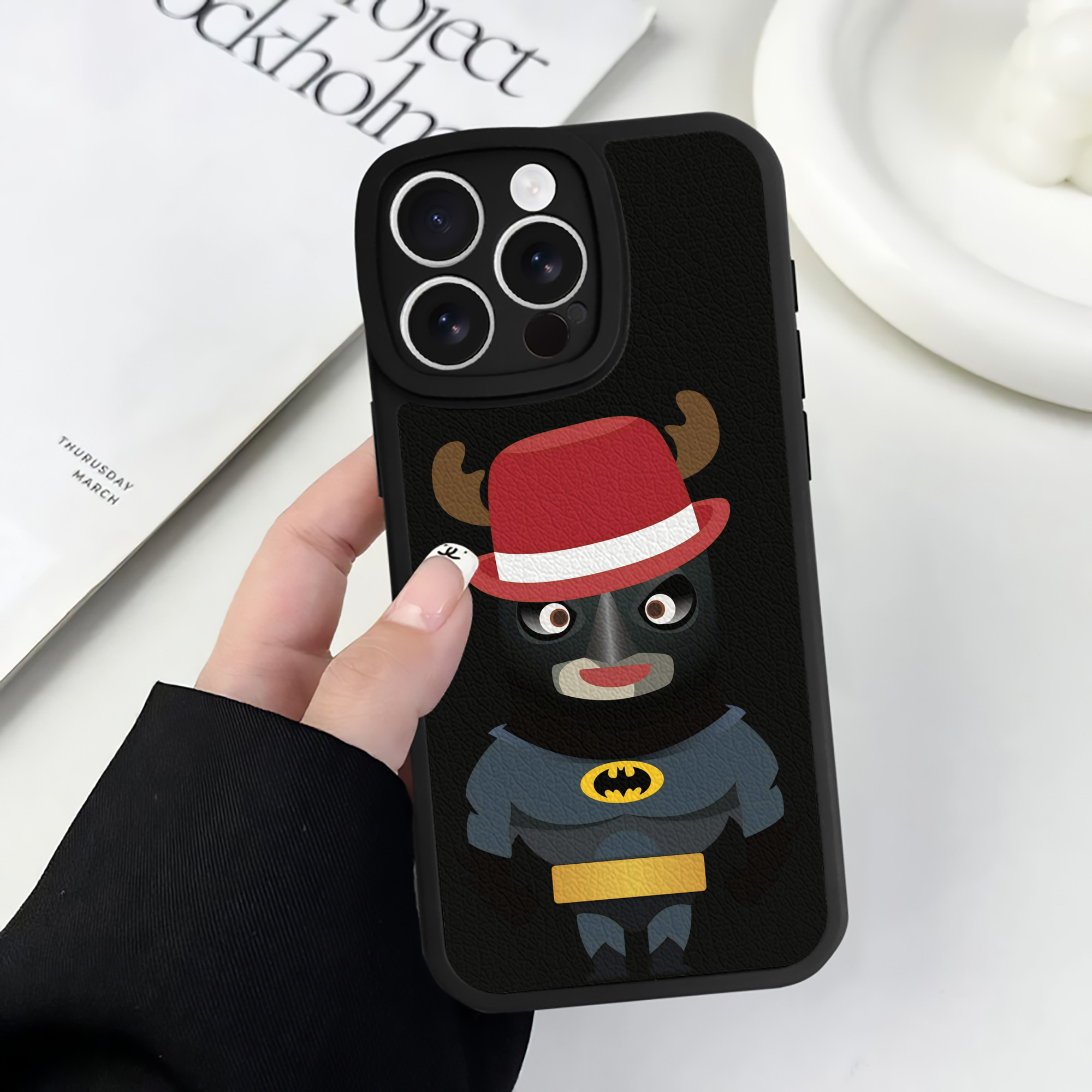 （画像用） アベンジャーズ The Avengers 【iPhone 16シリーズ対応】シリコンスマホケース（レザー調） 材質：シリコン